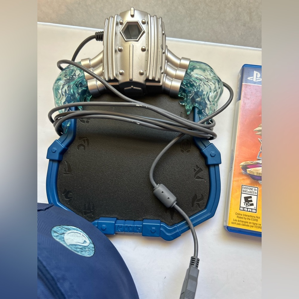 Sky lander PS4 game and super charger over 30 sky lander figuring and case - Picture 2 of 5